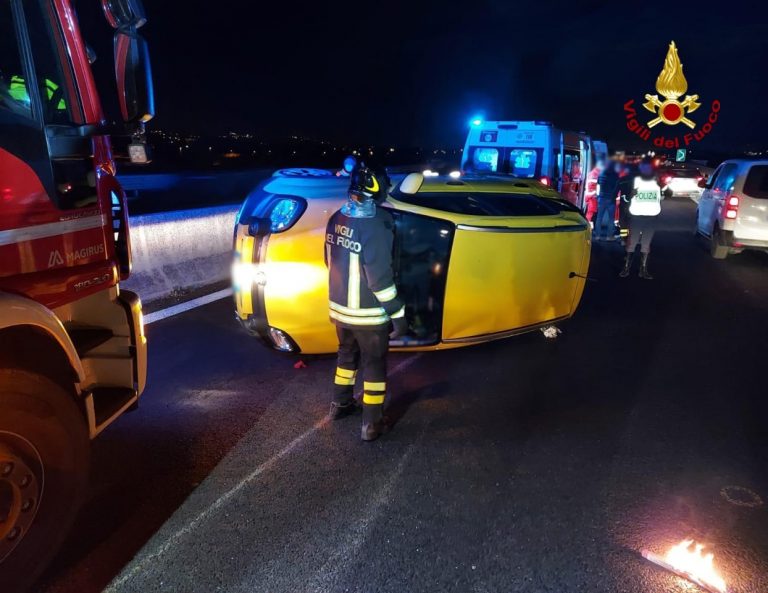 Incidente sull Ascoli Mare tra più auto un veicolo si ribalta sul