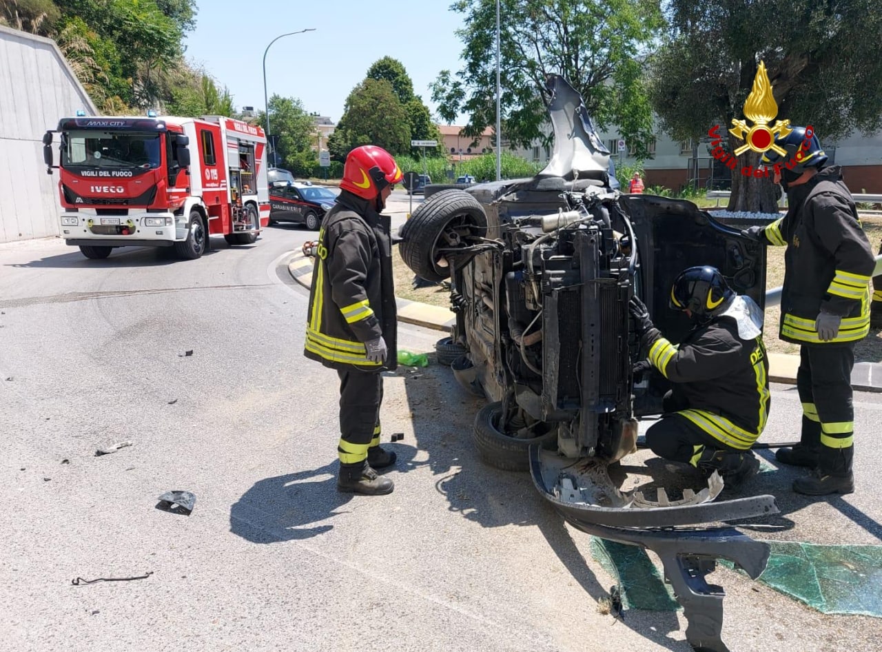 Incidente Ad Ascoli Auto Si Ribalta Sulla Strada Piceno Oggi